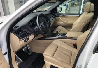 Подержанный автомобиль BMW X5 2008 года (11 фото)