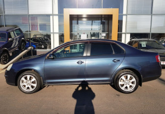 Подержанный автомобиль Volkswagen Jetta Sedan 2010 года (8 фото)