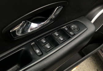 Подержанный автомобиль Renault Fluence 2012 года (13 фото)