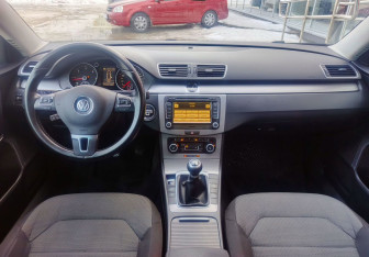 Подержанный автомобиль Volkswagen Passat Wagon 2011 года (15 фото)