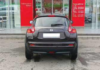 Подержанный автомобиль Nissan Juke 2013 года (6 фото)