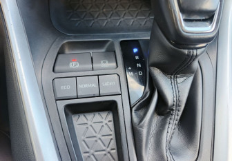 Подержанный автомобиль Toyota RAV4 2020 года (17 фото)