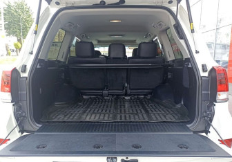 Подержанный автомобиль Toyota Land Cruiser Suv 2016 года (12 фото)