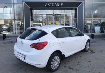 Подержанный автомобиль Opel Astra Hatchback 2013 года (5 фото)