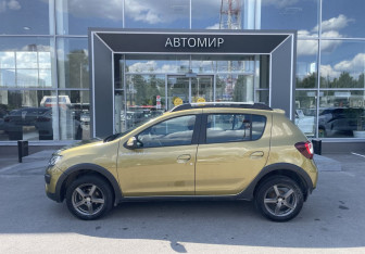 Подержанный автомобиль Renault Sandero 2015 года (8 фото)
