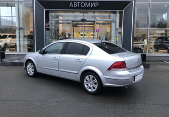 Подержанный автомобиль Opel Astra Sedan 2010 года (5 фото)