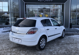 Подержанный автомобиль Opel Astra Hatchback 2008 года (5 фото)