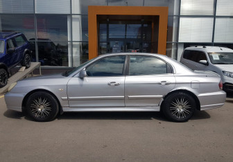 Подержанный автомобиль Hyundai Sonata 2006 года (8 фото)