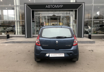 Подержанный автомобиль Renault Sandero 2011 года (6 фото)