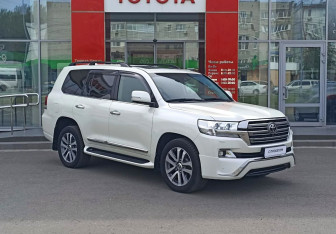 Подержанный автомобиль Toyota Land Cruiser Suv 2016 года (3 фото)