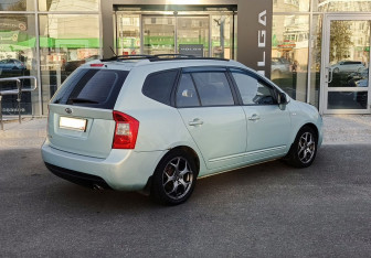 Подержанный автомобиль Kia Carens 2007 года (5 фото)