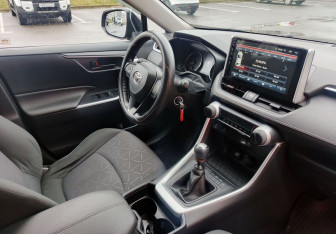 Подержанный автомобиль Toyota RAV4 2020 года (14 фото)