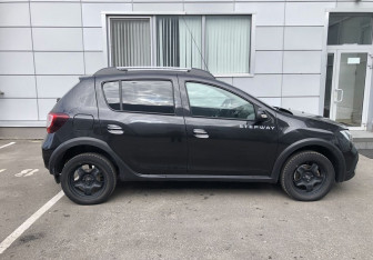 Подержанный автомобиль Renault Sandero 2018 года (8 фото)