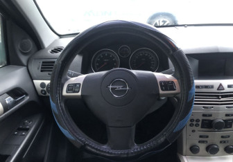 Подержанный автомобиль Opel Astra Sedan 2008 года (12 фото)