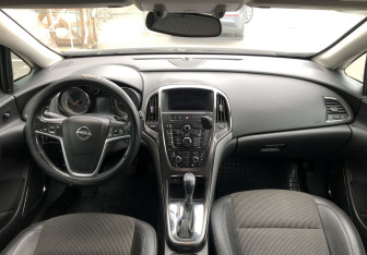 Подержанный автомобиль Opel Astra Hatchback 2010 года (10 фото)