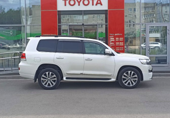 Подержанный автомобиль Toyota Land Cruiser Suv 2016 года (4 фото)
