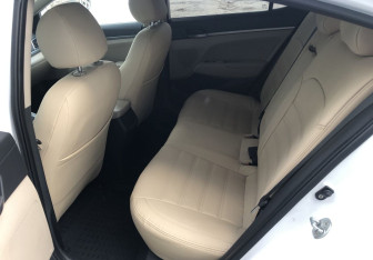 Подержанный автомобиль Hyundai Elantra Sedan 2017 года (11 фото)