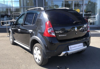 Подержанный автомобиль Renault Sandero 2013 года (7 фото)