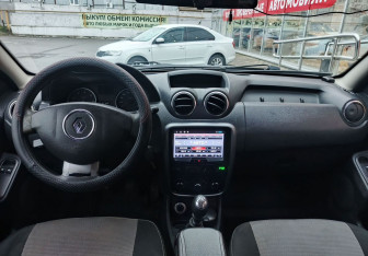 Подержанный автомобиль Renault Duster 2012 года (15 фото)