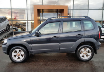 Подержанный автомобиль Chevrolet Niva 2015 года (8 фото)