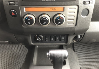 Подержанный автомобиль Nissan Navara (Frontier) 2006 года (12 фото)