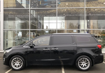 Подержанный автомобиль Kia Carnival 2017 года (8 фото)