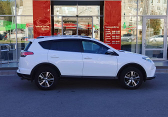 Подержанный автомобиль Toyota RAV4 2018 года (4 фото)