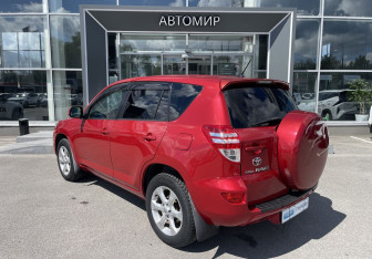 Подержанный автомобиль Toyota RAV4 2010 года (7 фото)