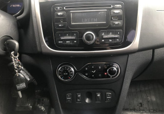 Подержанный автомобиль Renault Logan Sedan 2015 года (14 фото)