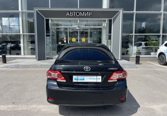 Подержанный автомобиль Toyota Corolla Sedan 2011 года (6 фото)