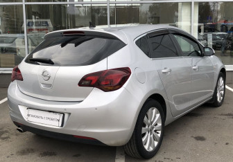 Подержанный автомобиль Opel Astra Hatchback 2010 года (5 фото)