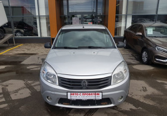 Подержанный автомобиль Renault Sandero 2013 года (2 фото)