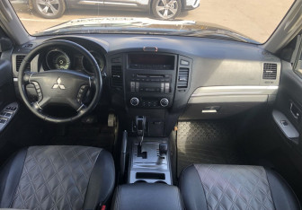 Подержанный автомобиль Mitsubishi Pajero 2008 года (10 фото)