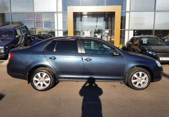 Подержанный автомобиль Volkswagen Jetta Sedan 2010 года (4 фото)