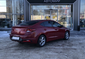 Подержанный автомобиль Hyundai Elantra Sedan 2018 года (5 фото)