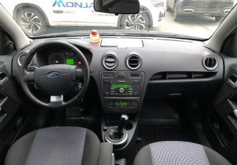 Подержанный автомобиль Ford Fusion 2008 года (10 фото)