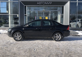 Подержанный автомобиль Ford Focus Sedan 2005 года (8 фото)