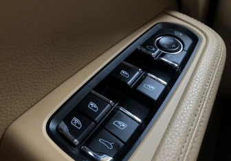 Подержанный автомобиль Porsche Macan 2015 года (12 фото)