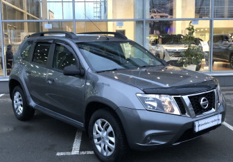 Подержанный автомобиль Nissan Terrano 2014 года (3 фото)