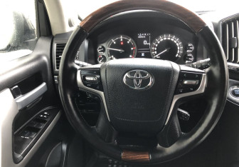 Подержанный автомобиль Toyota Land Cruiser Suv 2020 года (13 фото)