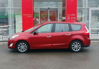 Подержанный автомобиль Renault Scenic 2011 года (8 фото)