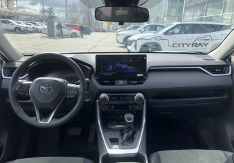 Подержанный автомобиль Toyota RAV4 2025 года (10 фото)