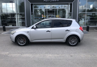 Подержанный автомобиль Kia Ceed Hatchback 2007 года (8 фото)
