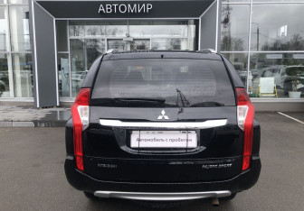 Подержанный автомобиль Mitsubishi Pajero Sport 2018 года (6 фото)