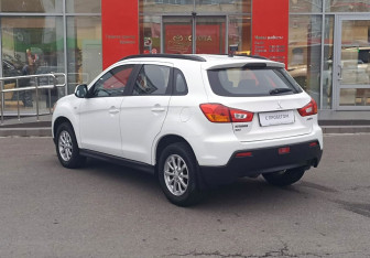 Подержанный автомобиль Mitsubishi ASX 2011 года (7 фото)