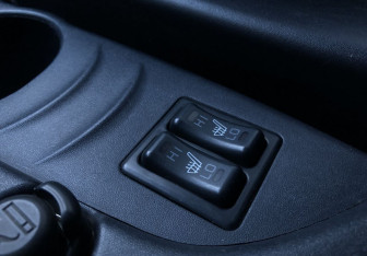 Подержанный автомобиль Mitsubishi Grandis 2006 года (15 фото)