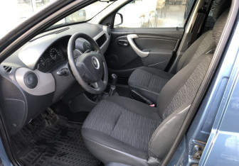 Подержанный автомобиль Renault Sandero 2011 года (9 фото)