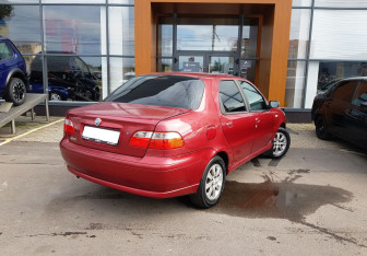 Подержанный автомобиль Fiat Albea 2007 года (5 фото)