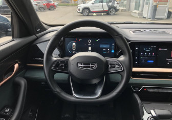 Подержанный автомобиль Geely Monjaro 2023 года (12 фото)