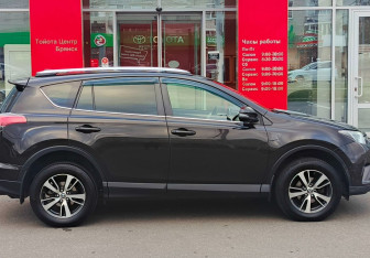 Подержанный автомобиль Toyota RAV4 2016 года (4 фото)